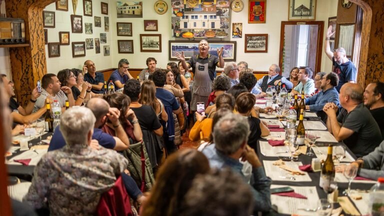 Dinar de cantadors del festival Càntut a Cassà de la Selva, amb comensals cantant al voltant de les taules