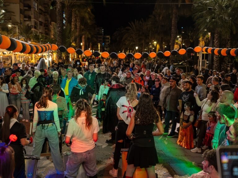 Cercavila de Halloween amb batucada i personatges disfressats als carrers de Lloret de Mar durant el Castaween