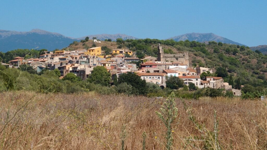 Vista del poble de Rabós d'Empordà amb la serra de l'Albera al fons