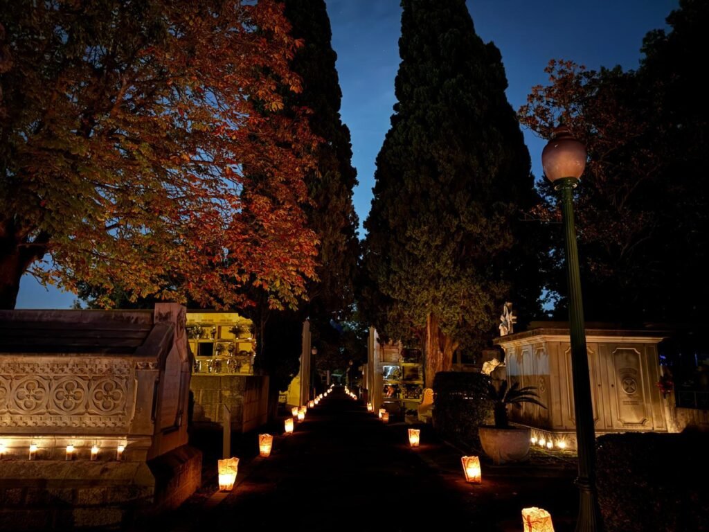 Camí del cementiri de Figueres il·luminat amb espelmes durant una visita nocturna