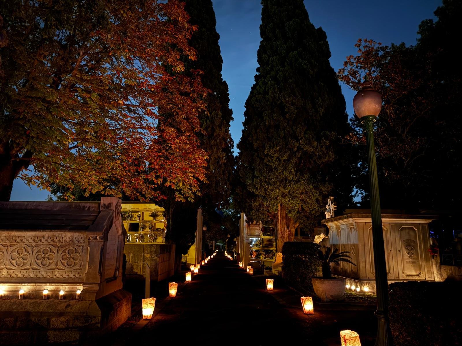 Camí del cementiri de Figueres il·luminat amb espelmes durant una visita nocturna