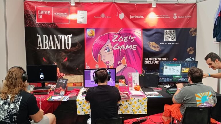 Estand de la incubadora de videojocs GameGi d'El Modern al SAGA Barcelona Game Fest amb jugadors provant els jocs