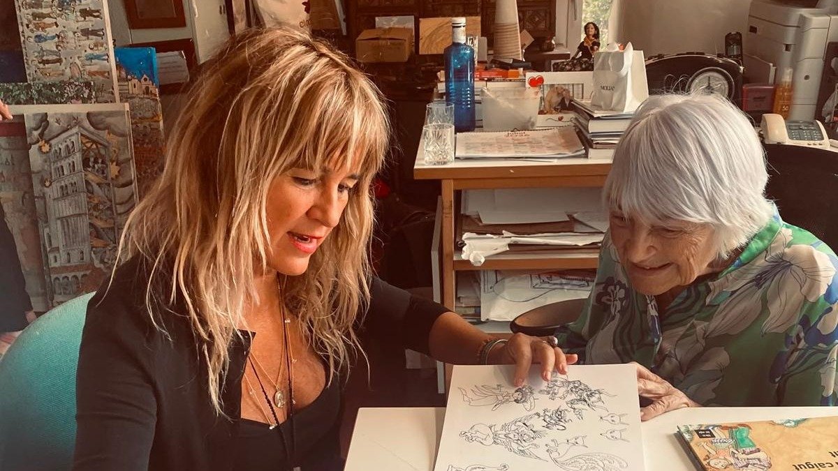 L'escriptora Iolanda Batallé i la dibuixant Pilarin Bayés revisen les il·lustracions del conte 'El llit que volava només els dijous'
