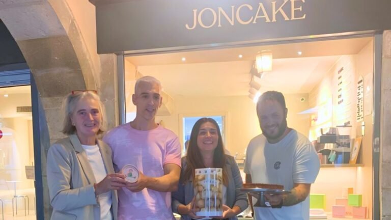 Presentació del pastís de formatge solidari de JONCAKE i Galetes Trias davant la botiga de JONCAKE a la Rambla de la Llibertat de Girona