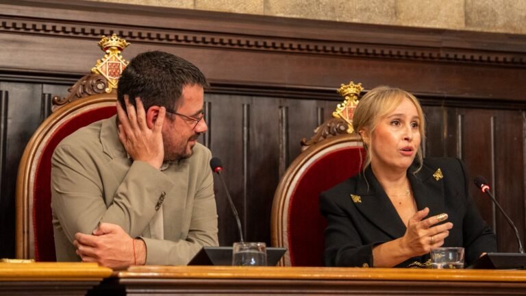 L'escriptora Mar Bosch parla des de la presidència del Saló de Plens de l'Ajuntament de Girona durant l'acte Fires en primera persona