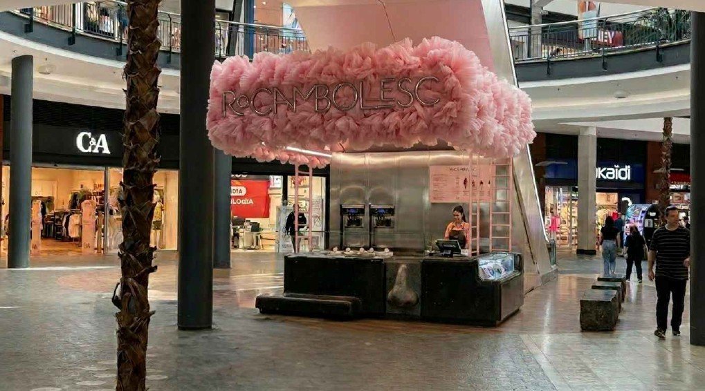 Estand de Rocambolesc a l'Espai Gironès, amb el rètol envoltat de tul rosa