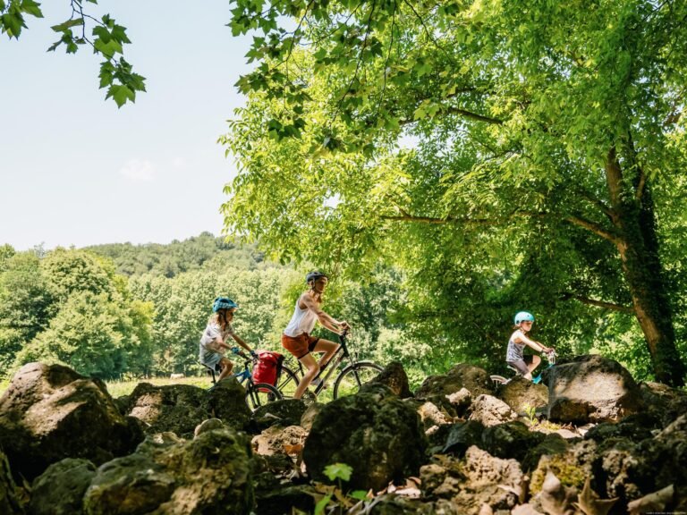 Una família amb bicicleta per una via verda de les comarques gironines